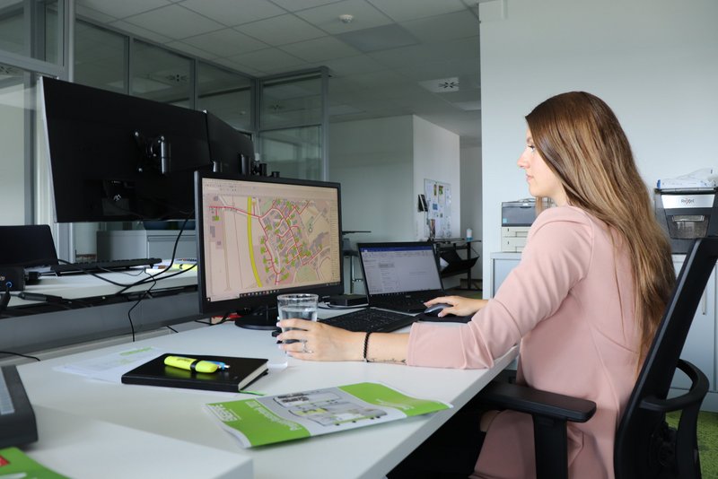 Frau am Arbeitsplatz