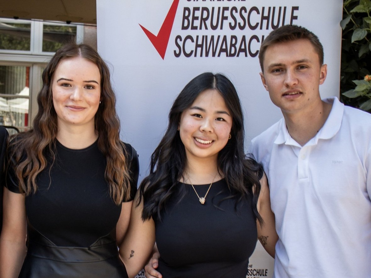 Interview von unseren Industriekaufazubis: Nastassja, Angelina und Felix