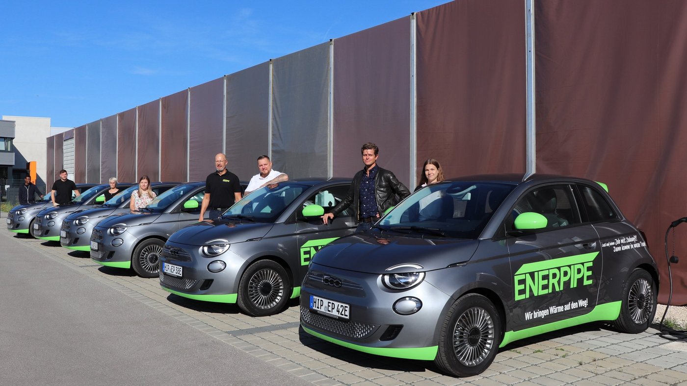 ENERPIPE E-Autos mit Mitarbeitenden