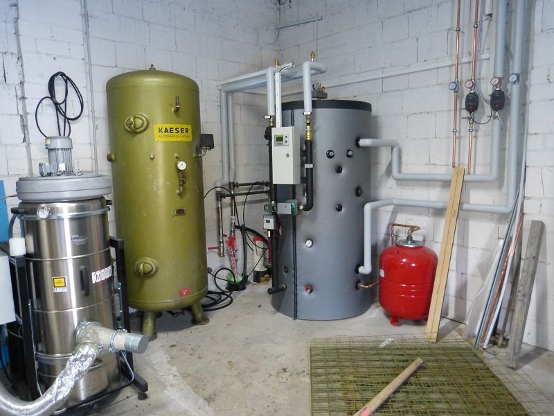 Nahwärmenetz in Mischelbach: Pufferspeicher im Keller