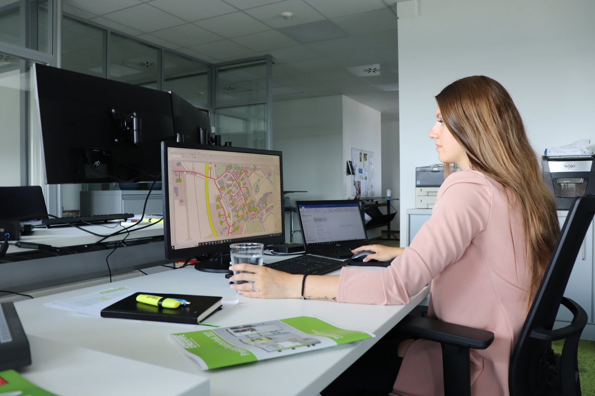 Frau am Arbeitsplatz