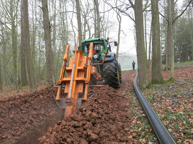 Wärmenetz in Dornhausen - Baggerfräse im Wald