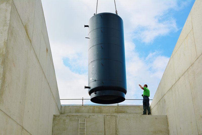 Großpufferspeicher wird aufgestellt für Nahwärmenetz