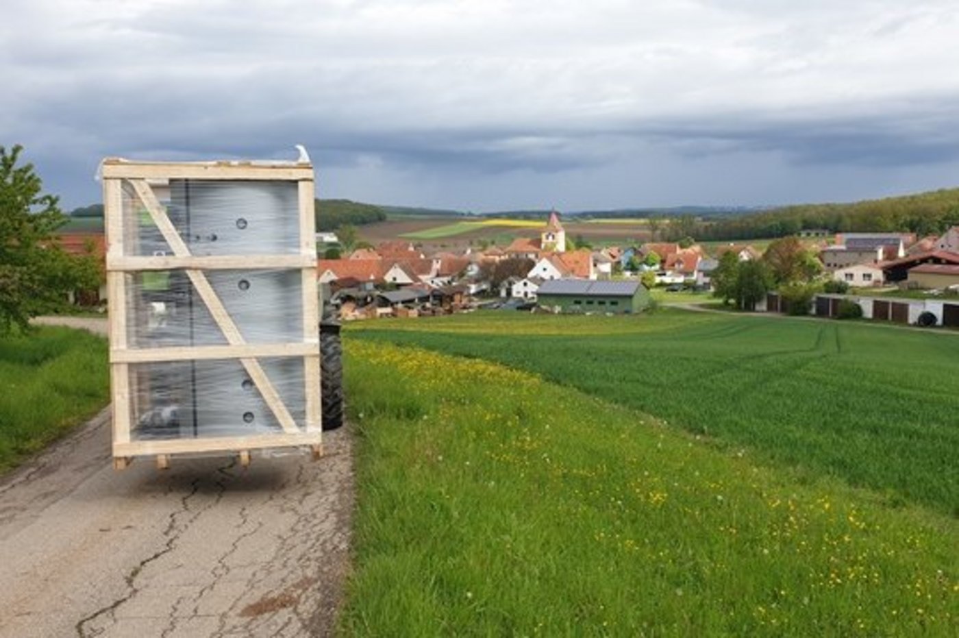 Wärmenetz in Dornhausen: Anlieferung des Pufferspeichers in Dornhausen für Nahwärme