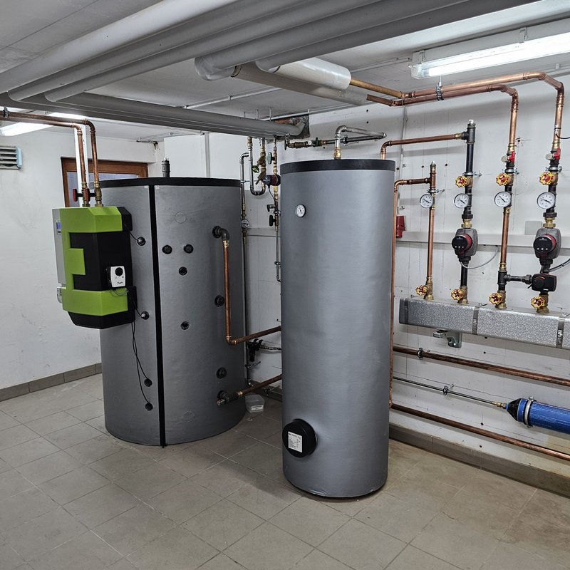 eingebauter Pufferspeicher im Nahwärmenetz Glonn