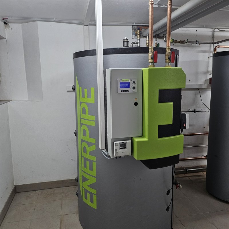 eingebauter Pufferspeicher im Nahwärmenetz Glonn