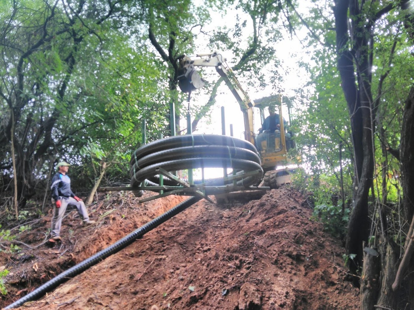 Nahwärmenetz in Westerhofen: Rohrverlegung im Wald