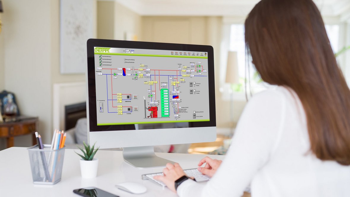 Frau vor ENERPIPE EControl Visualisierung