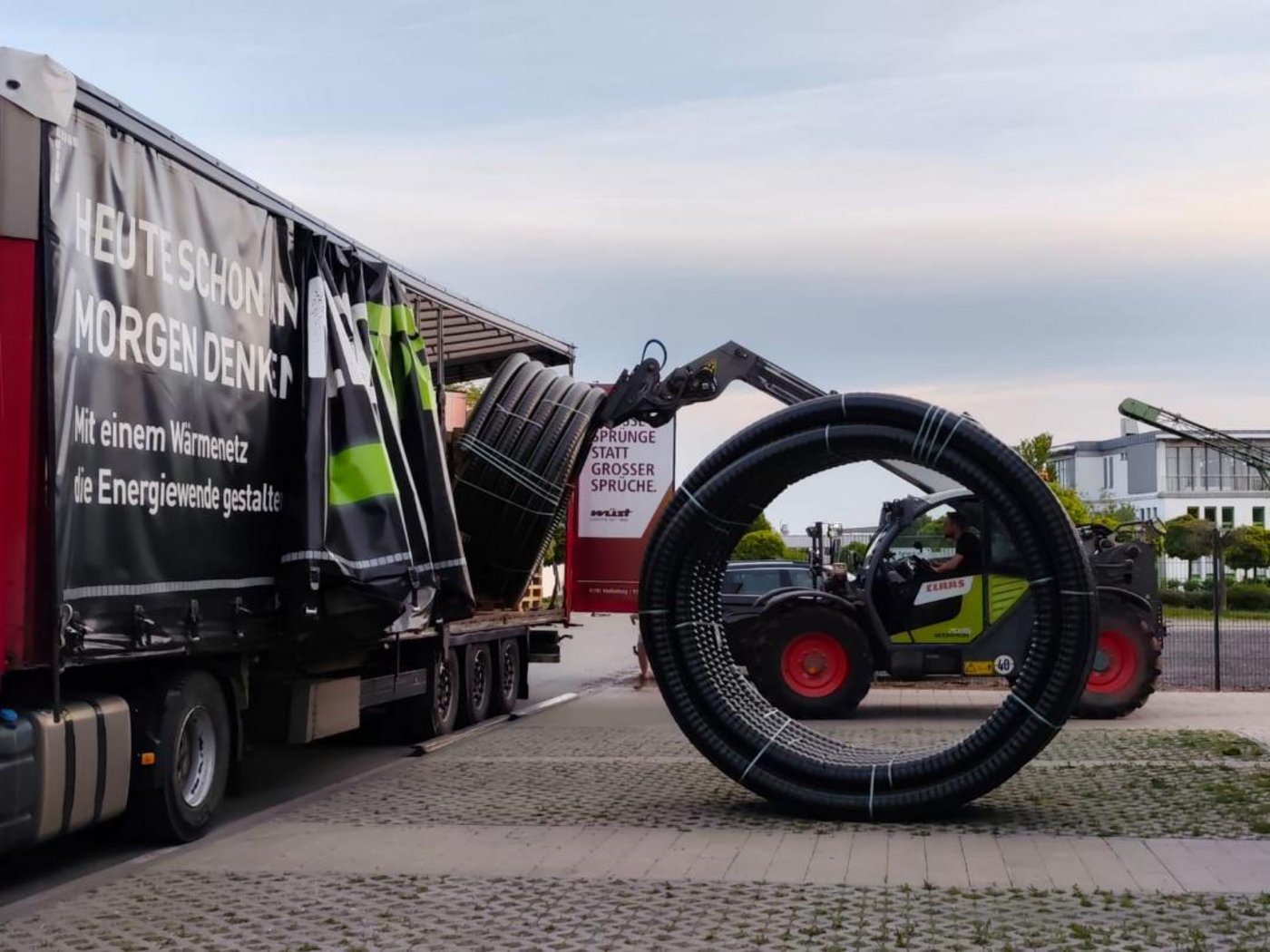 Die Nahwärmerohre werden aus dem LKW gehoben, ENERPIPE 