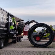 Die Nahwärmerohre werden aus dem LKW gehoben, ENERPIPE 