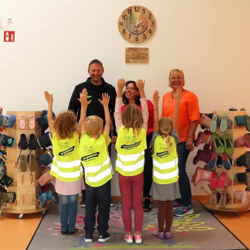 Übergabe ENERPIPE an Kindergarten Lonnerstadt Warnwesten