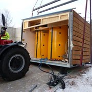 Nahwärmenetz in Mischelbach: Anlieferung der Pufferspeicher