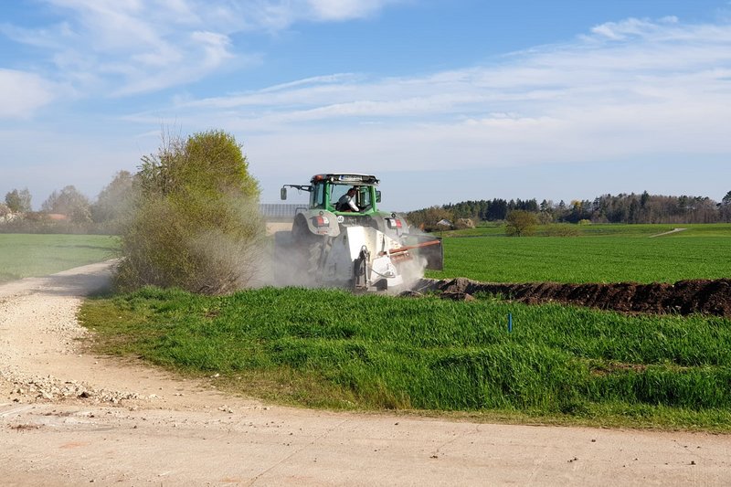 Nahwärmenetz wird gebaut, Rohrgraben wird gefräst