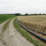 Nahwärmenetz in Reibersdorf: Feld mit Rohren, Leitungen