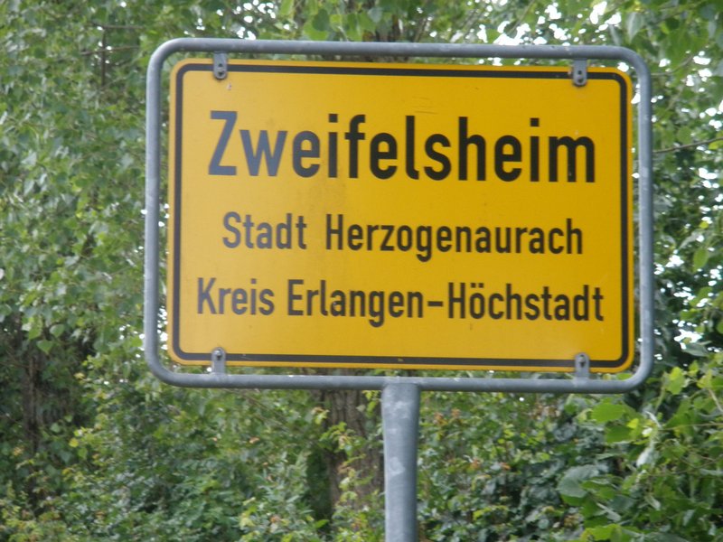Wärmenetz in Herzogenaurach: Ortsschild in Zweifelsheim