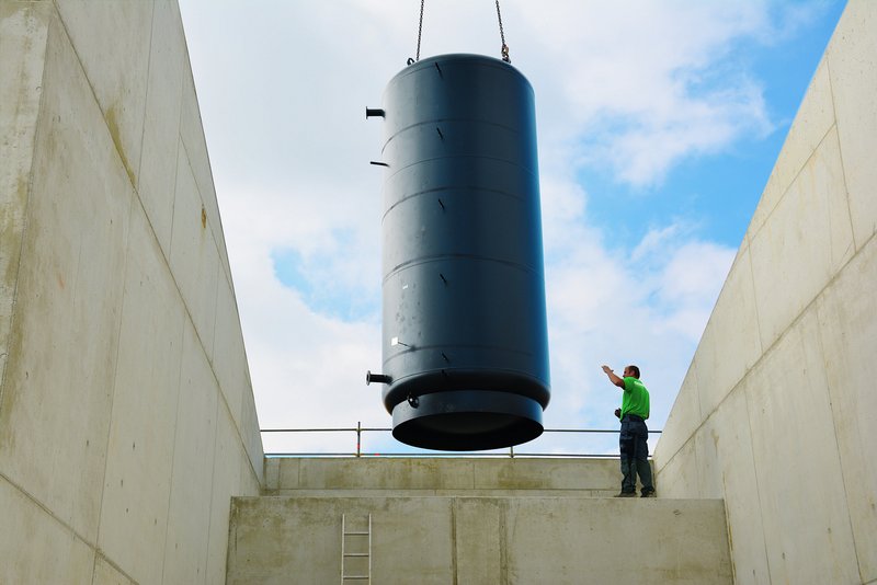 Großpufferspeicher wird aufgestellt