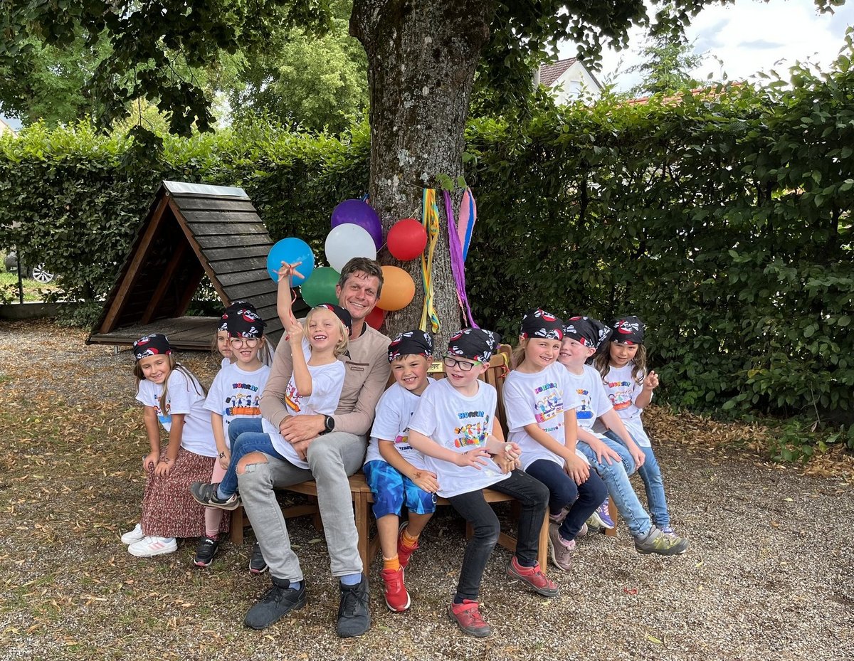 Foto zu ENERPIPE spendet eine Rundbank an den Kindergarten St. Antonius in 