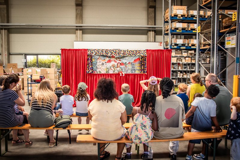 ENERPIPE Sommerfest 2025: Kinder sitzen vor Zauberer