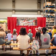 ENERPIPE Sommerfest 2025: Kinder sitzen vor Zauberer