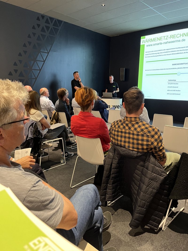 Vortrag in Regensburg. Niels Alter von ENERPIPE referiert über Wärmenetze