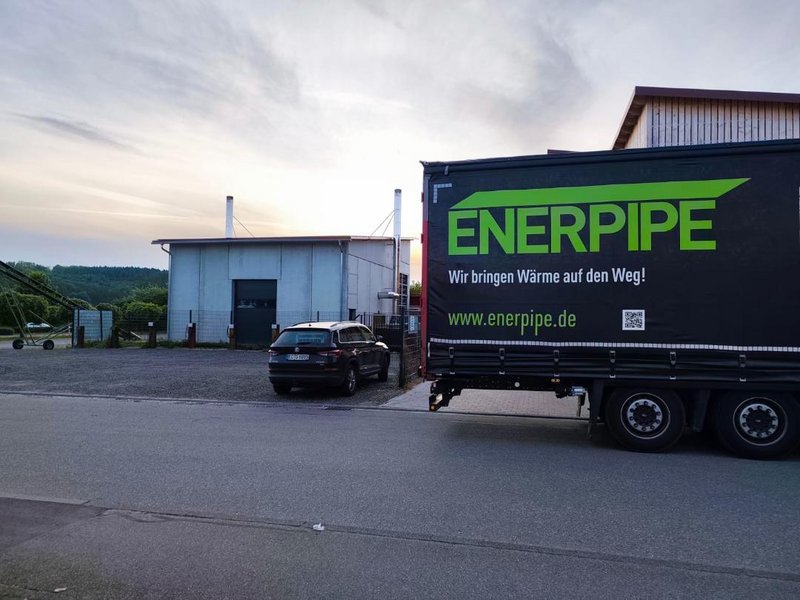 Heizhaus Nahwärme Oberessendorf und ENERPIPE LKW