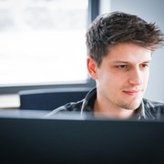 ENERPIPE Mitarbeiter am PC